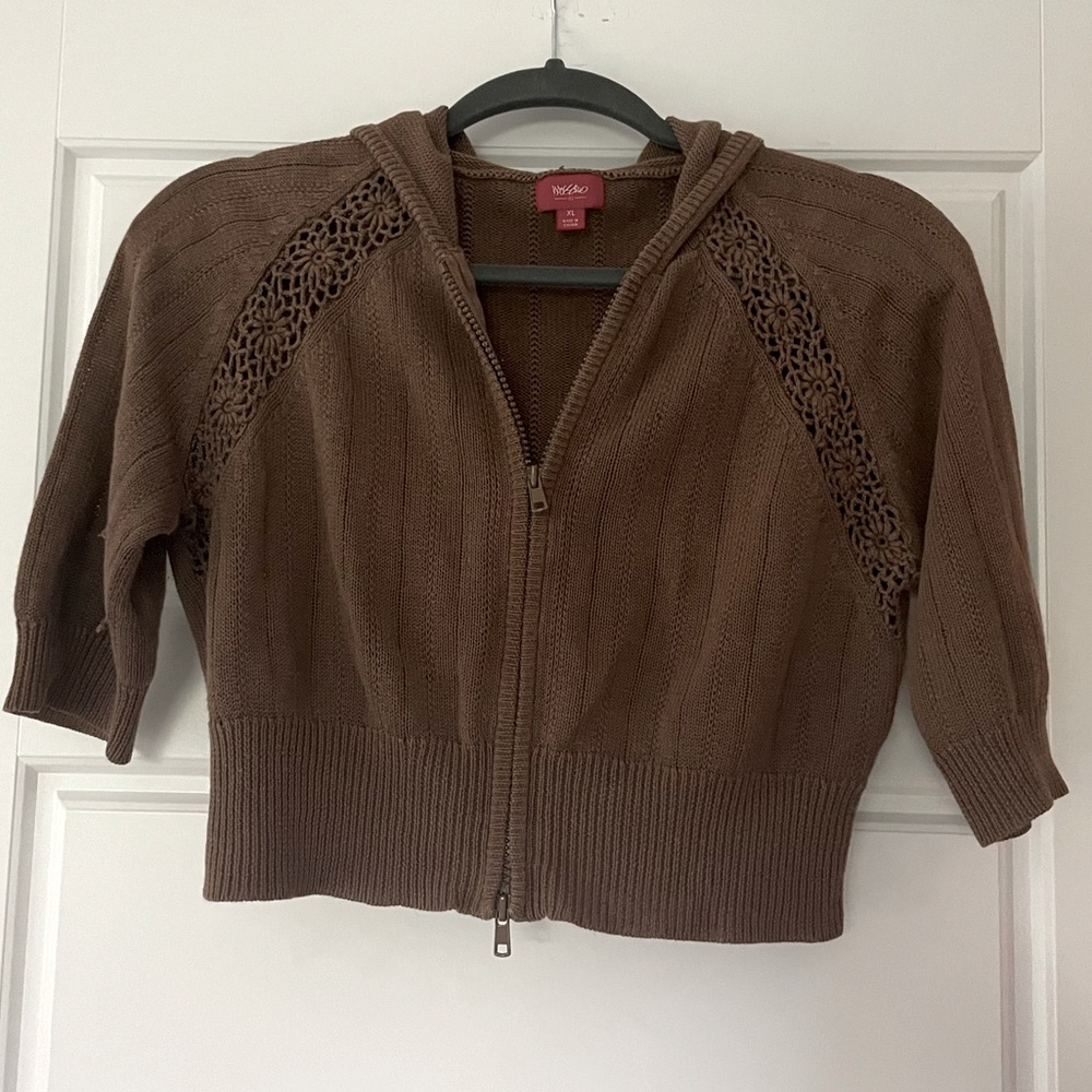 Cute Mossimo cropped sweater with short sleeves and hood.